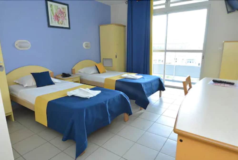 غرفة قياسية بسريرين منفصلين، Centre International de Sejour Hostel 2/5