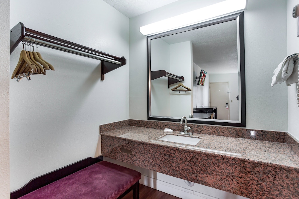 Red Roof Inn Monteagle – I-24 (ex Motel 6 Monteagle TN) 25/28