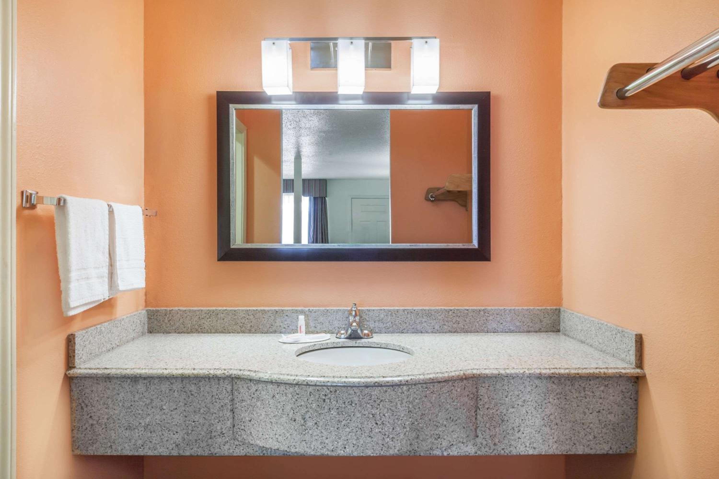 Premier Inn Palestine 30/31