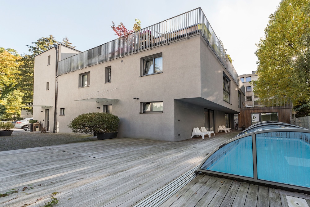 Room 4 Apartments 5/50
