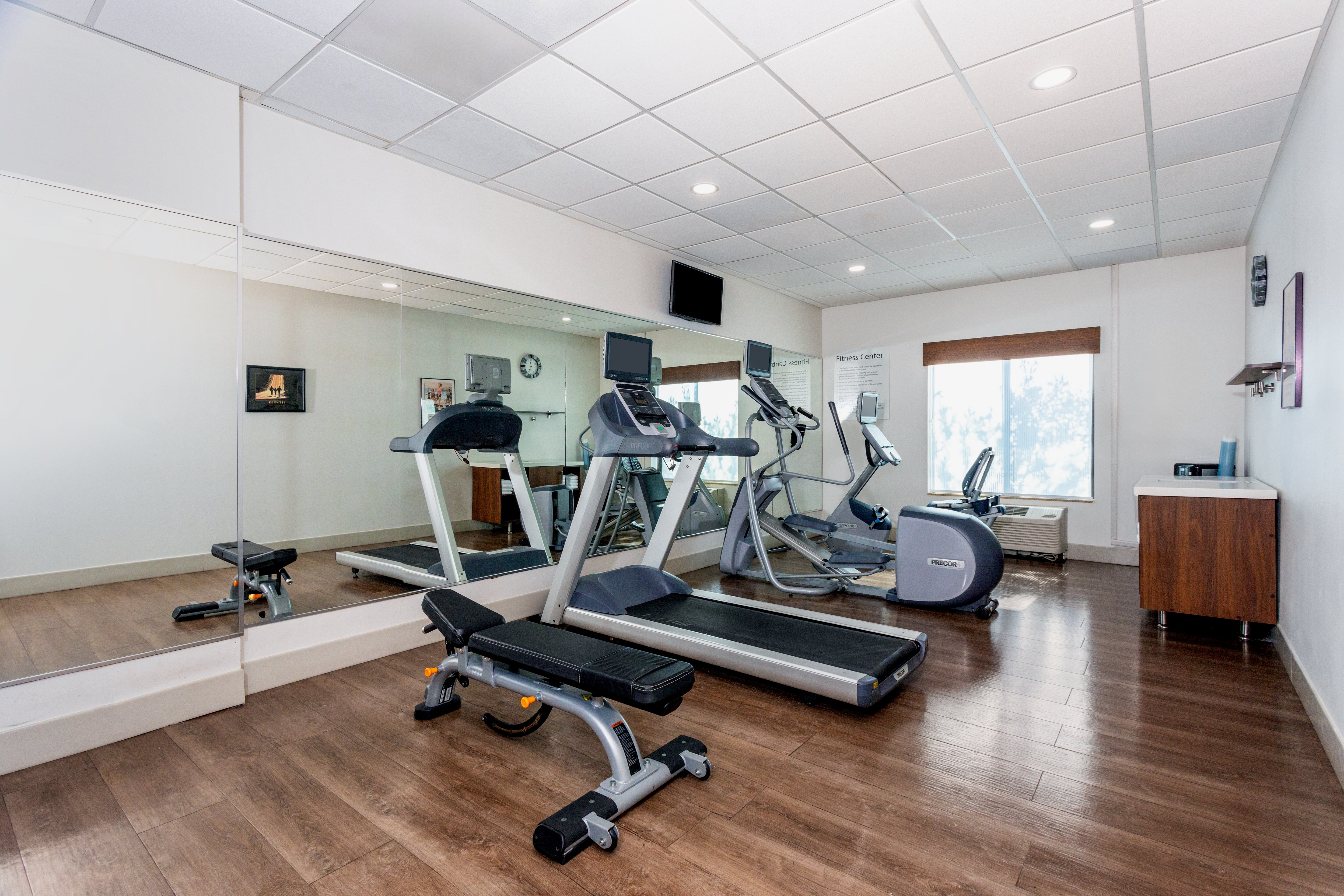 Holiday Inn Express and Suites Orlando - International Drive 44/79