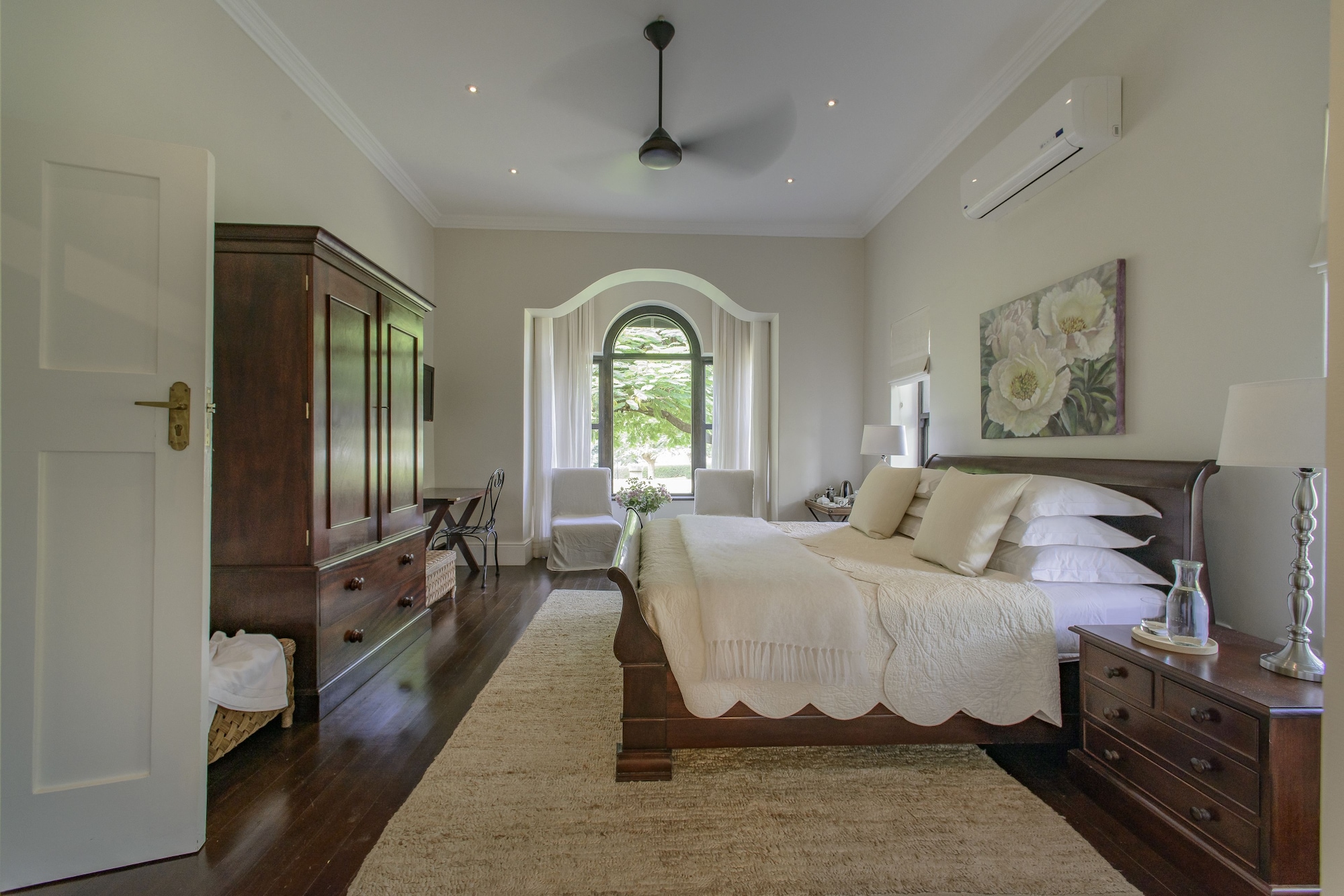 ROOM, DOUBLE BED