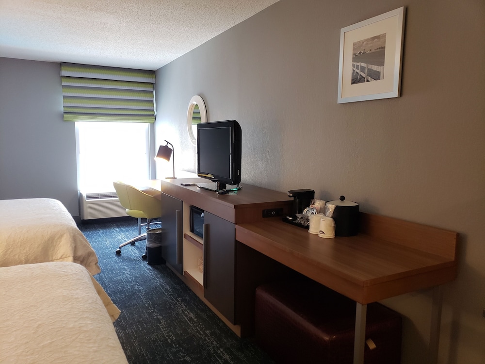 Hampton Inn Suites Newtown 43/57