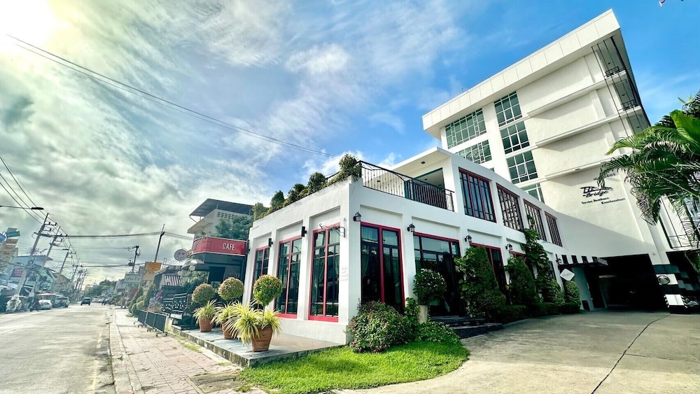 The Bridge Residence Hotel 65/71