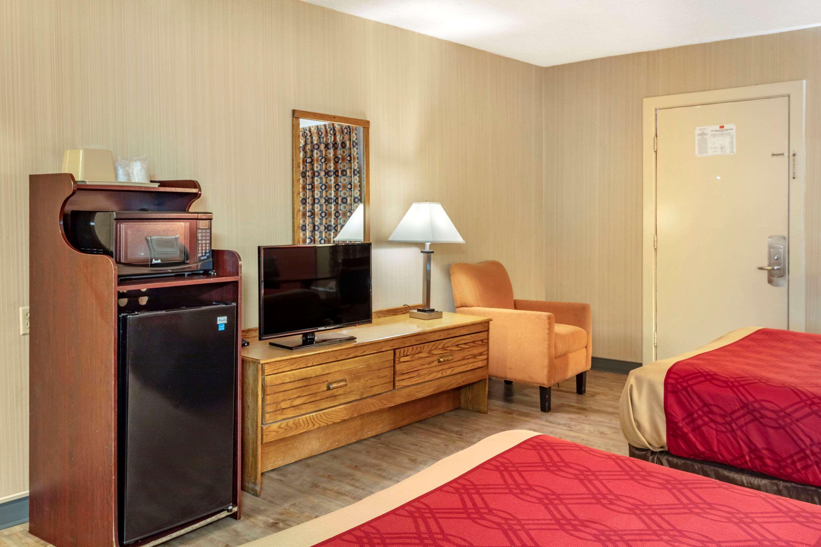 Economy Inn East Hartford CT 42/60