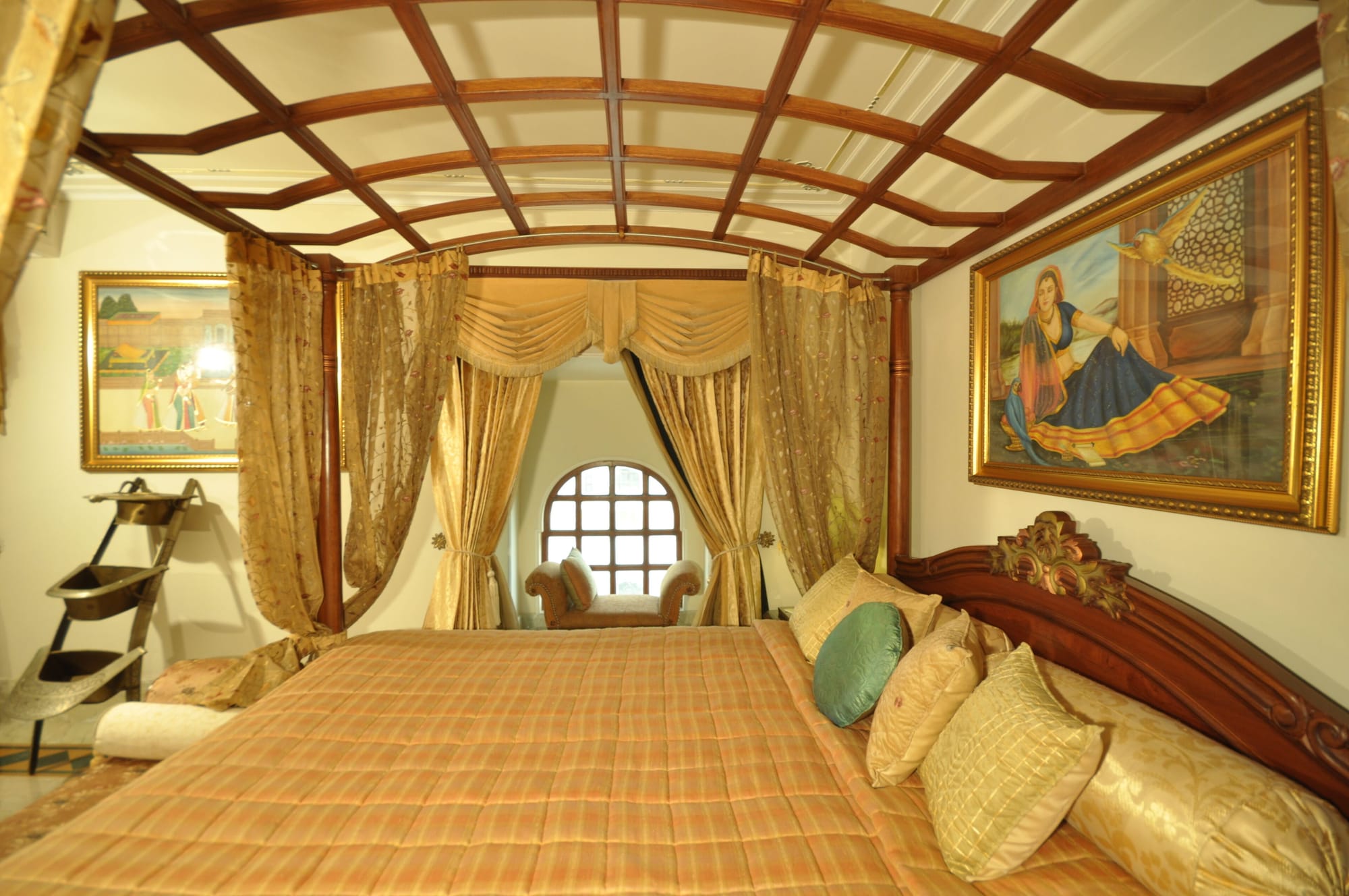 REGAL, SUITE