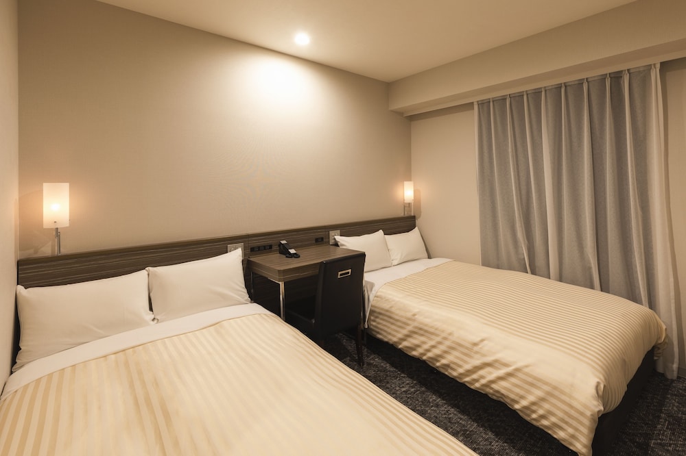 ROOM, TWIN BEDS