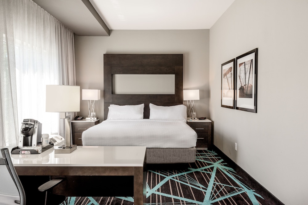 Holiday Inn Express And Suites Charlotte Airport 23/58