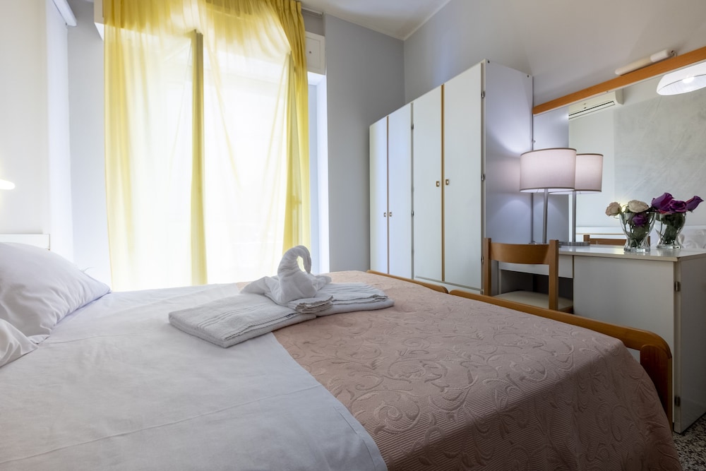 STANDARD, QUEEN BED