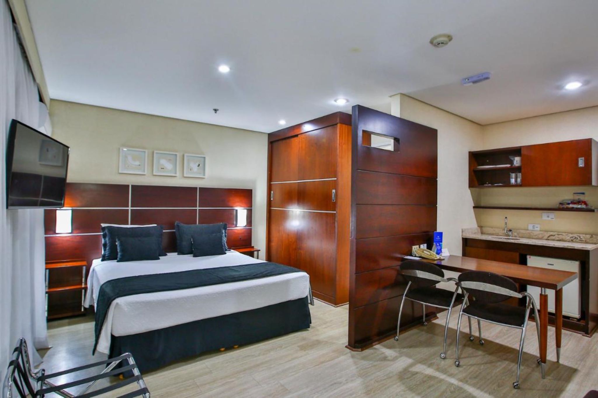 Semi Room, Standard