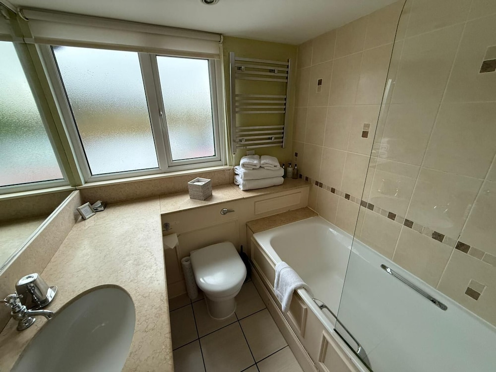 AIRDS HOTEL 50/50
