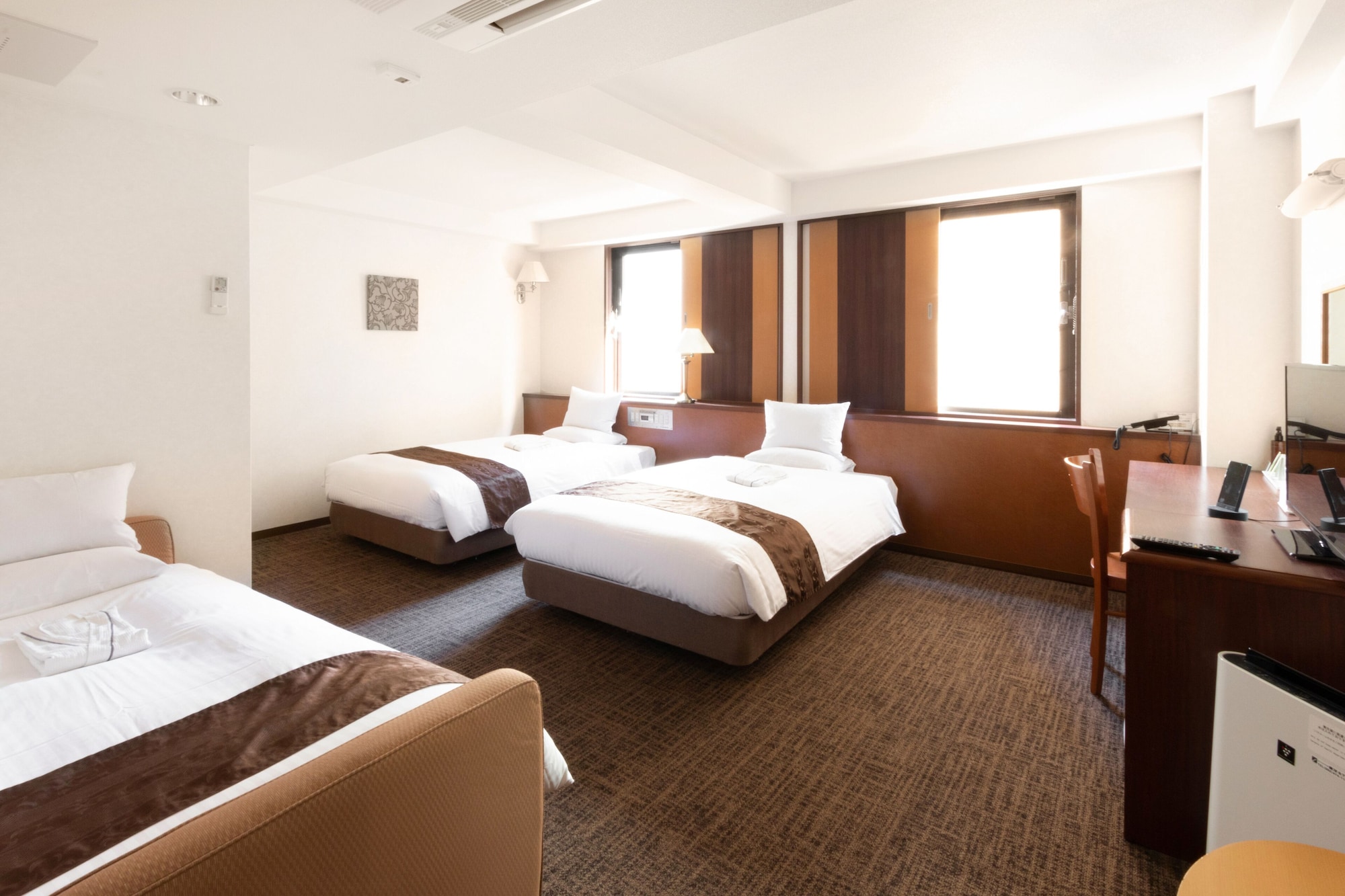 ROOM, TRIPLE, WITH EXTRA BED