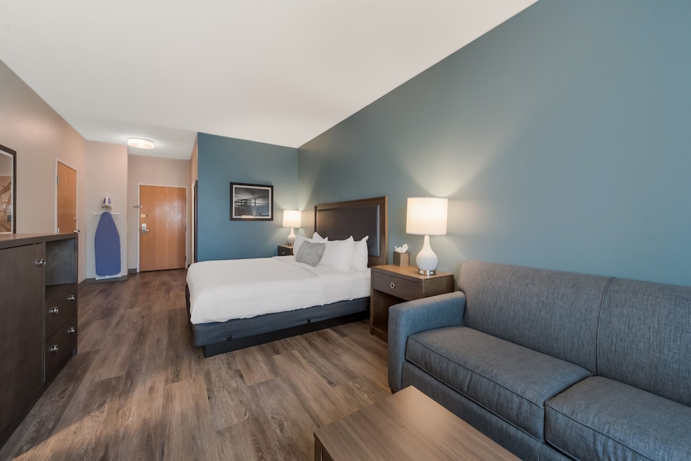 غرفة قياسية بسرير كينج مع أريكة، SureStay Plus Hotel by Best Western Highland Poughkeepsie 3/7