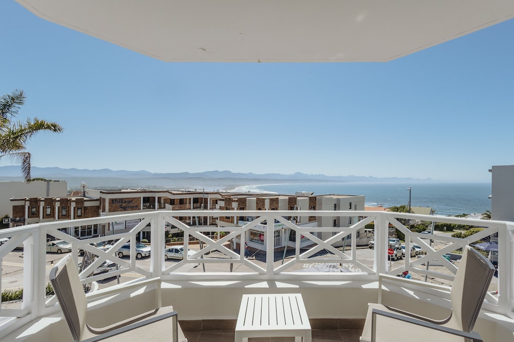BAYVIEW HOTEL 2/75