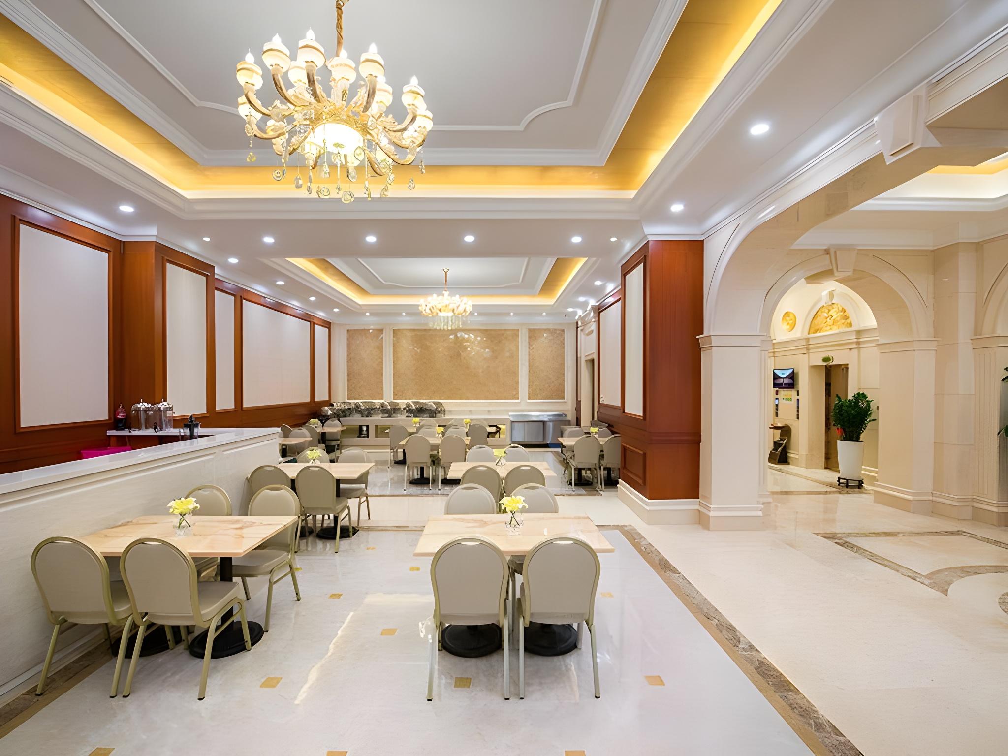 Vienna International Hotel (Shenzhen Bantian Huancheng South Road) 16/35