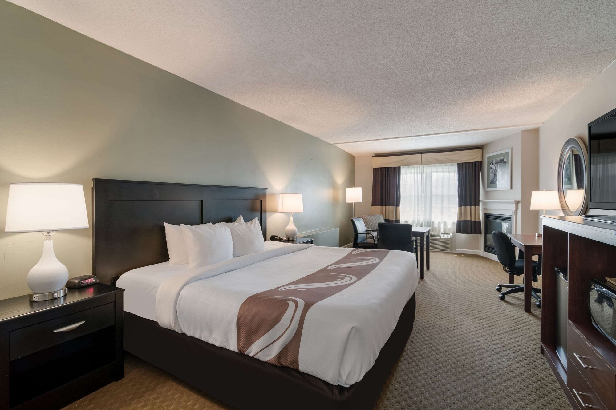 غرفة قياسية بسرير كينج