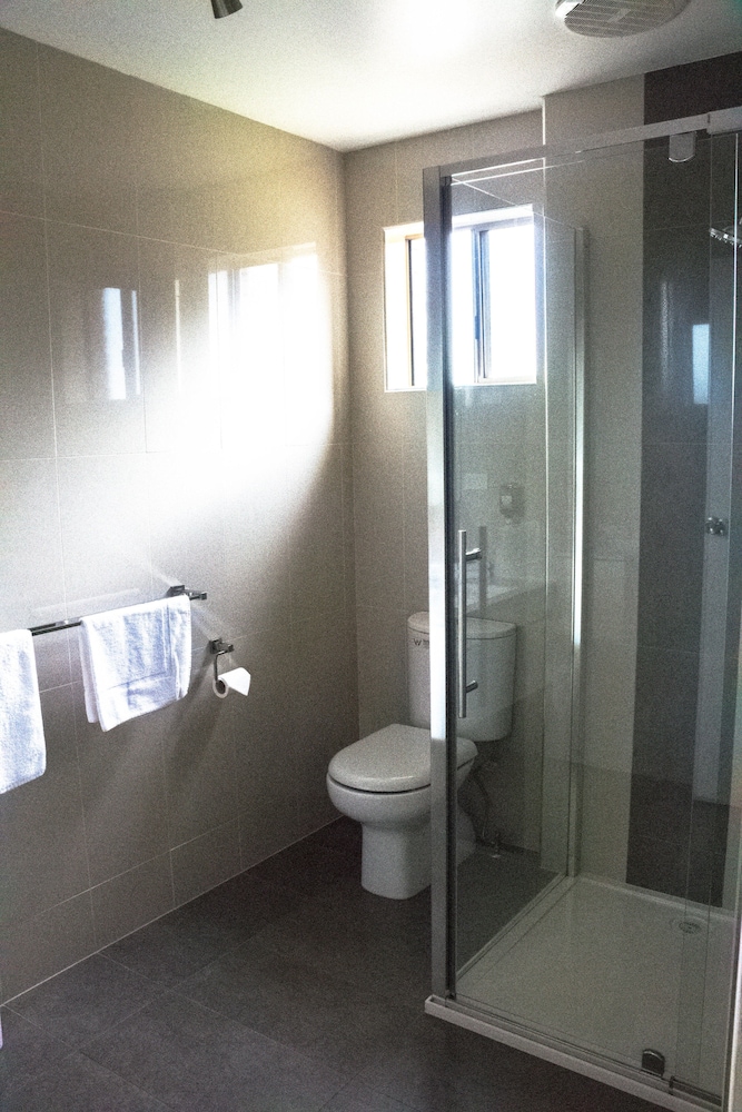 Blue Whale Motor Inn and Apartments 52/55