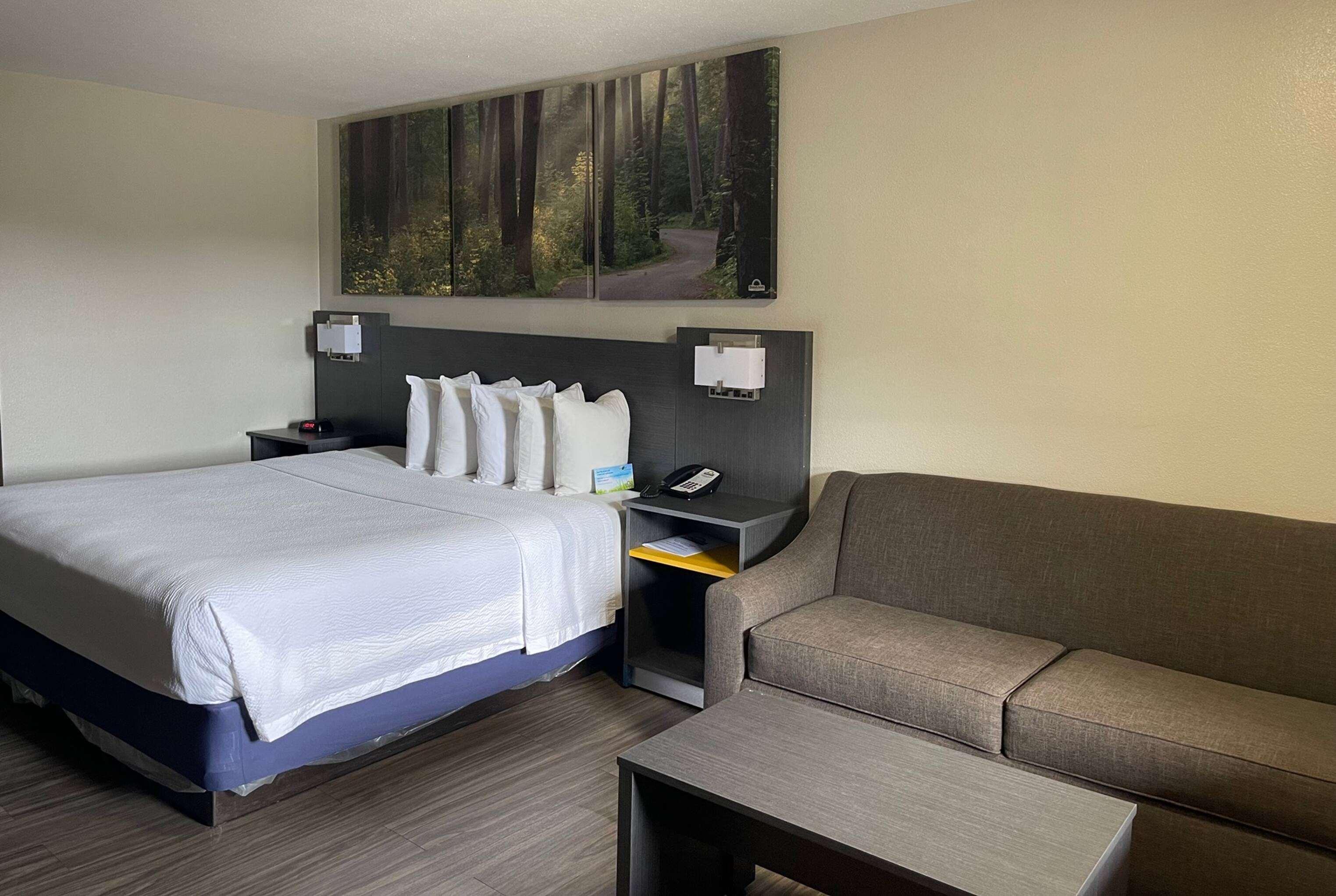 غرفة ثلاثية بسرير كينج، Days Inn by Wyndham Ruston LA 2/2
