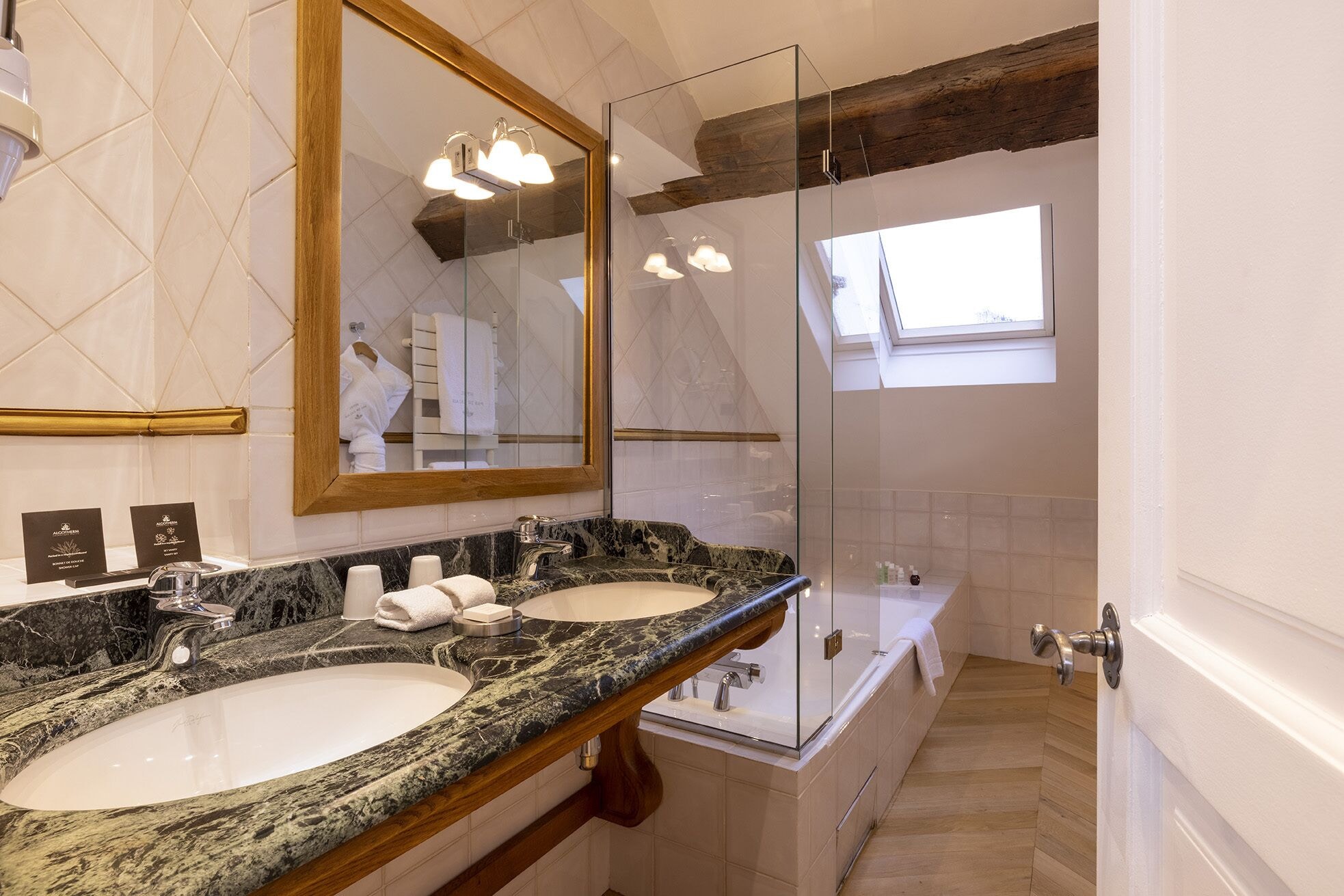 جناح بسرير كوين، Hotel Pas De Calais 4/9