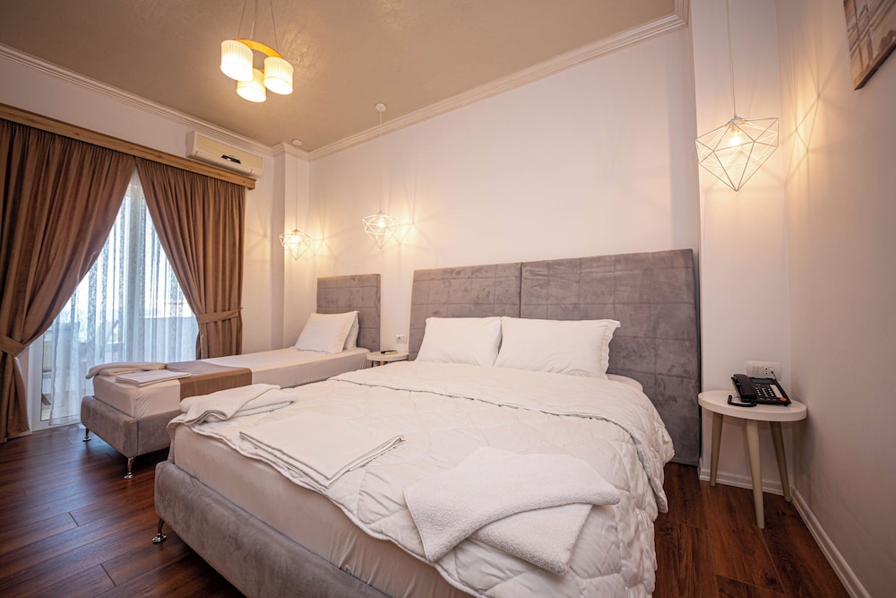ROOM, TRIPLE, BALCONY