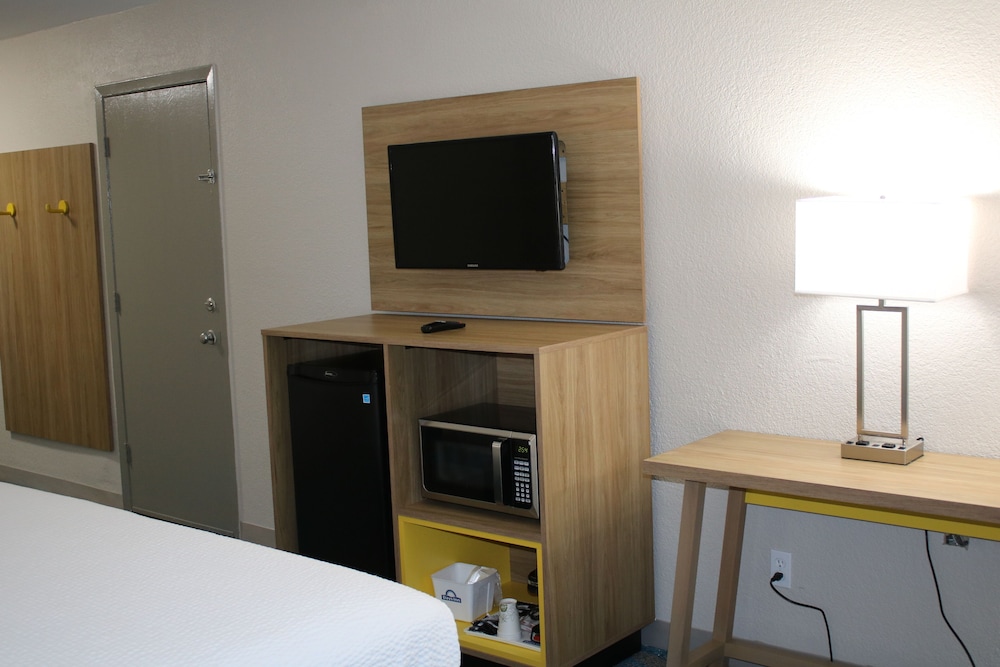 Days Inn by Wyndham Waco University Area 20/37