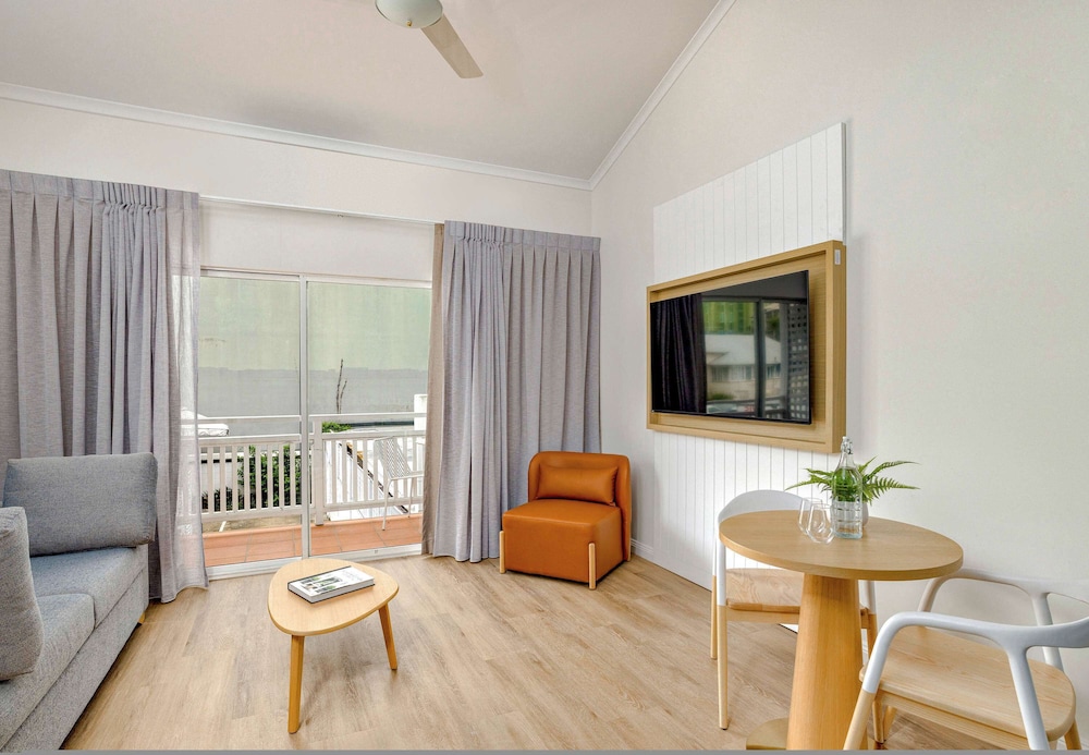 Mercure Cairns 46/64