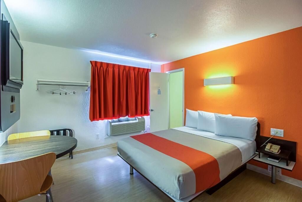 STANDARD, QUEEN BED