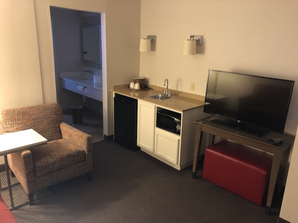 Hampton Inn and Suites Milwaukee Downtown 28/41
