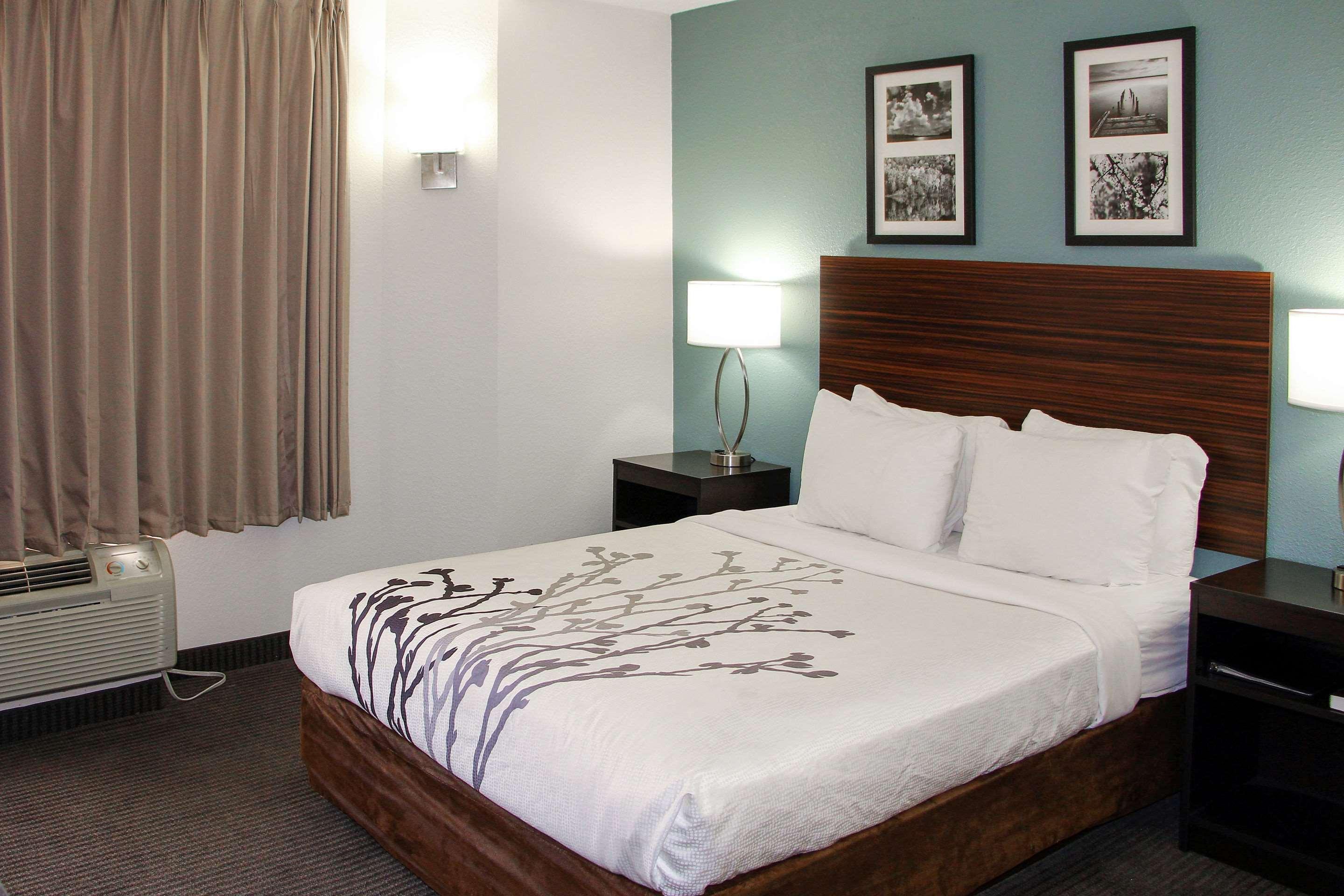 ROOM, QUEEN BED