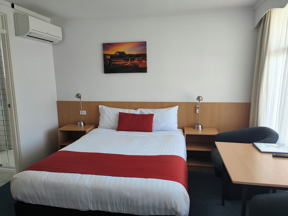 BARCLAY MOTOR INN 23/71