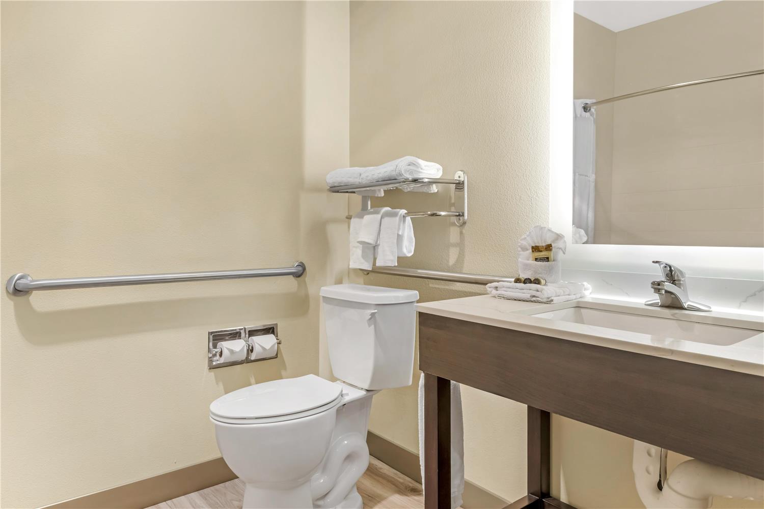 Best Western Plus Monica Royale Inn & Suites 31/31