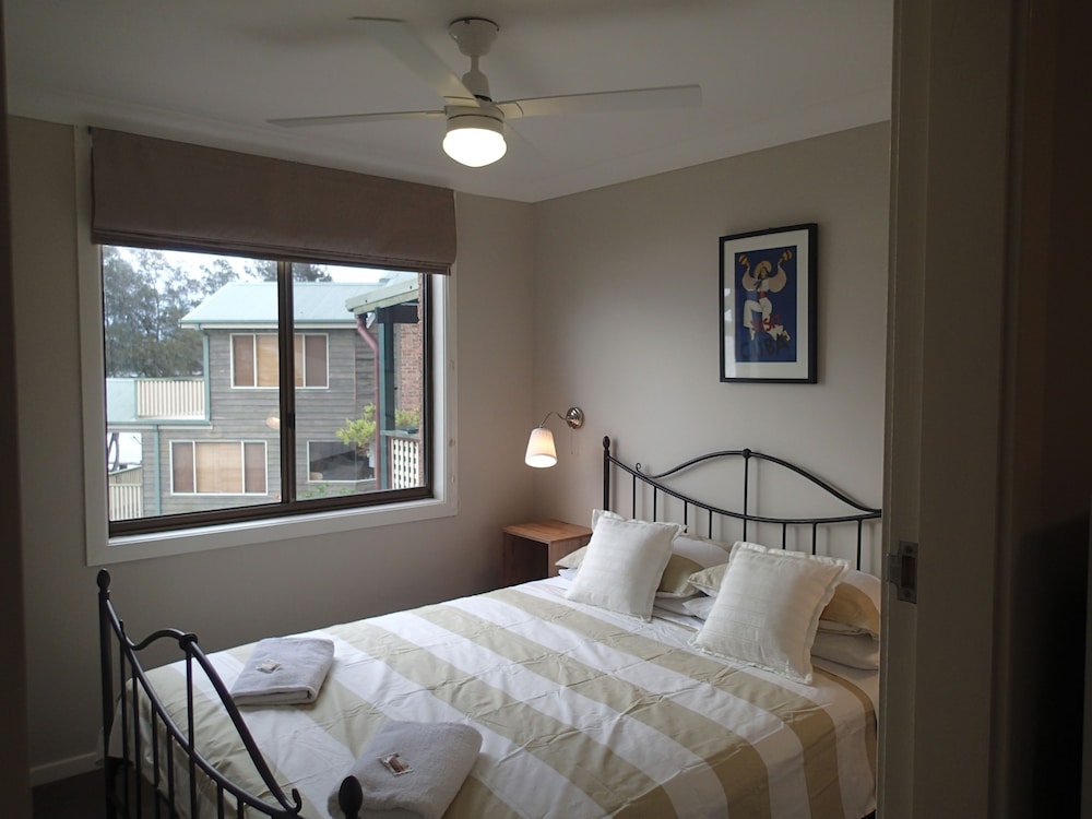 DUNGOWAN HOLIDAY ACCOMODATION 11/75