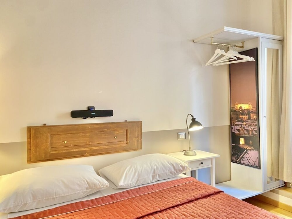 ROOM, DOUBLE OR TWIN BED
