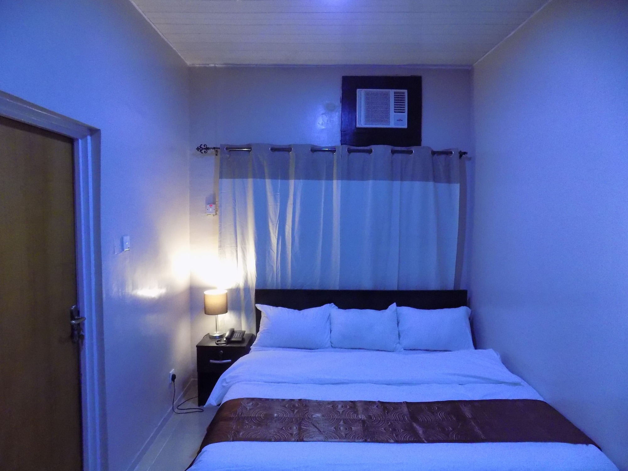 DELUXE, TRIPLE, KING BED