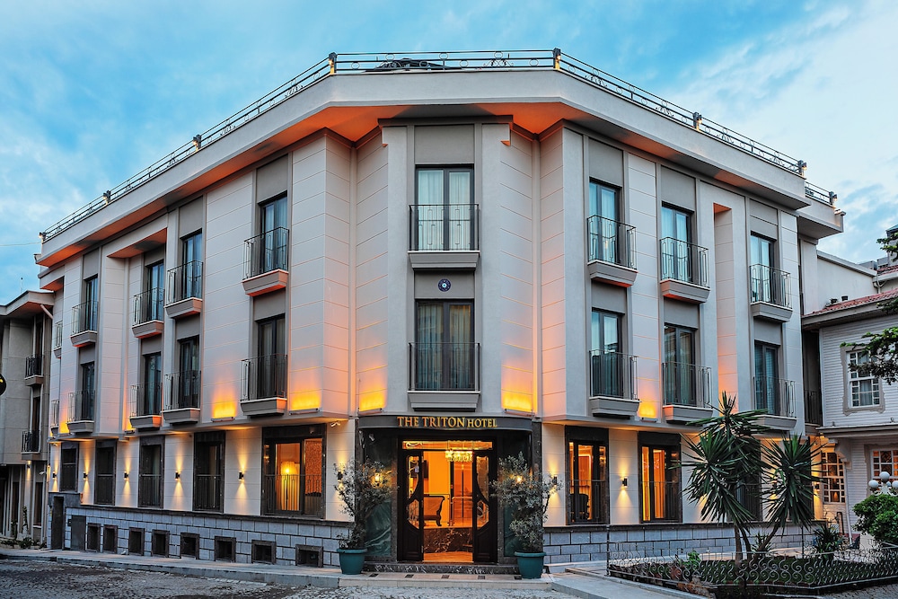 Triton Hotel 4/60