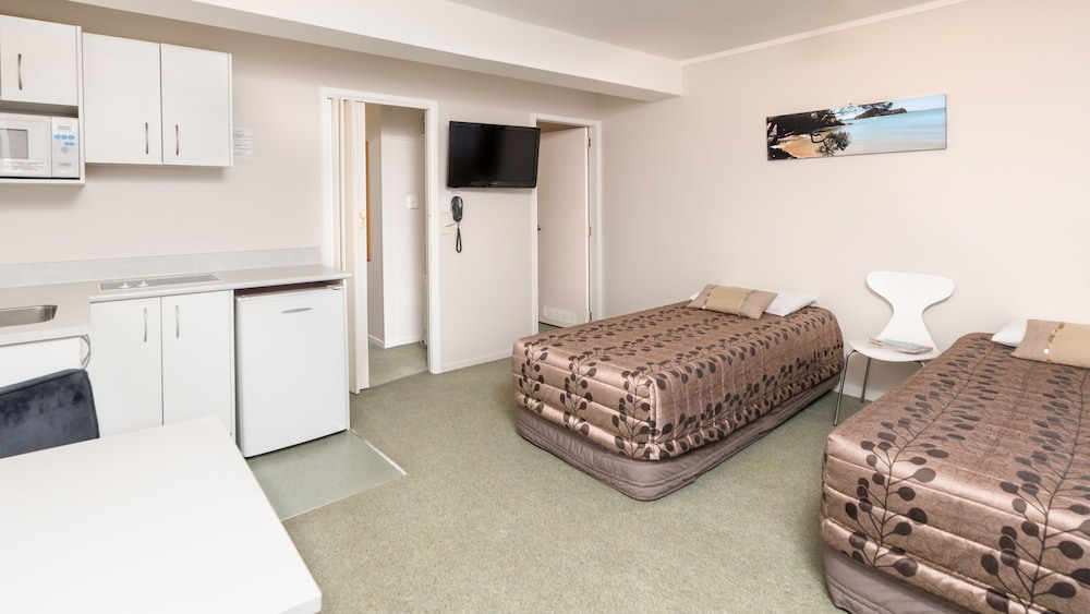 Outrigger Motel 22/38