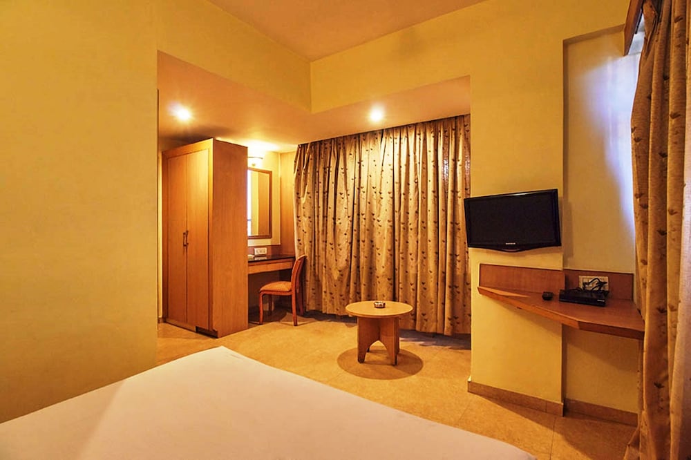 HOTEL ROOPA 37/63
