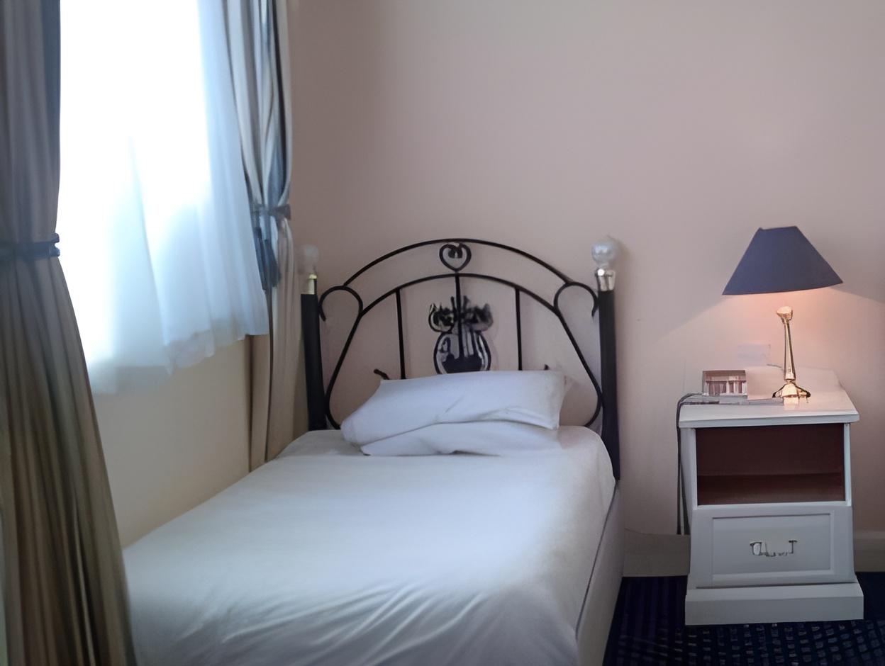 ROOM, SINGLE