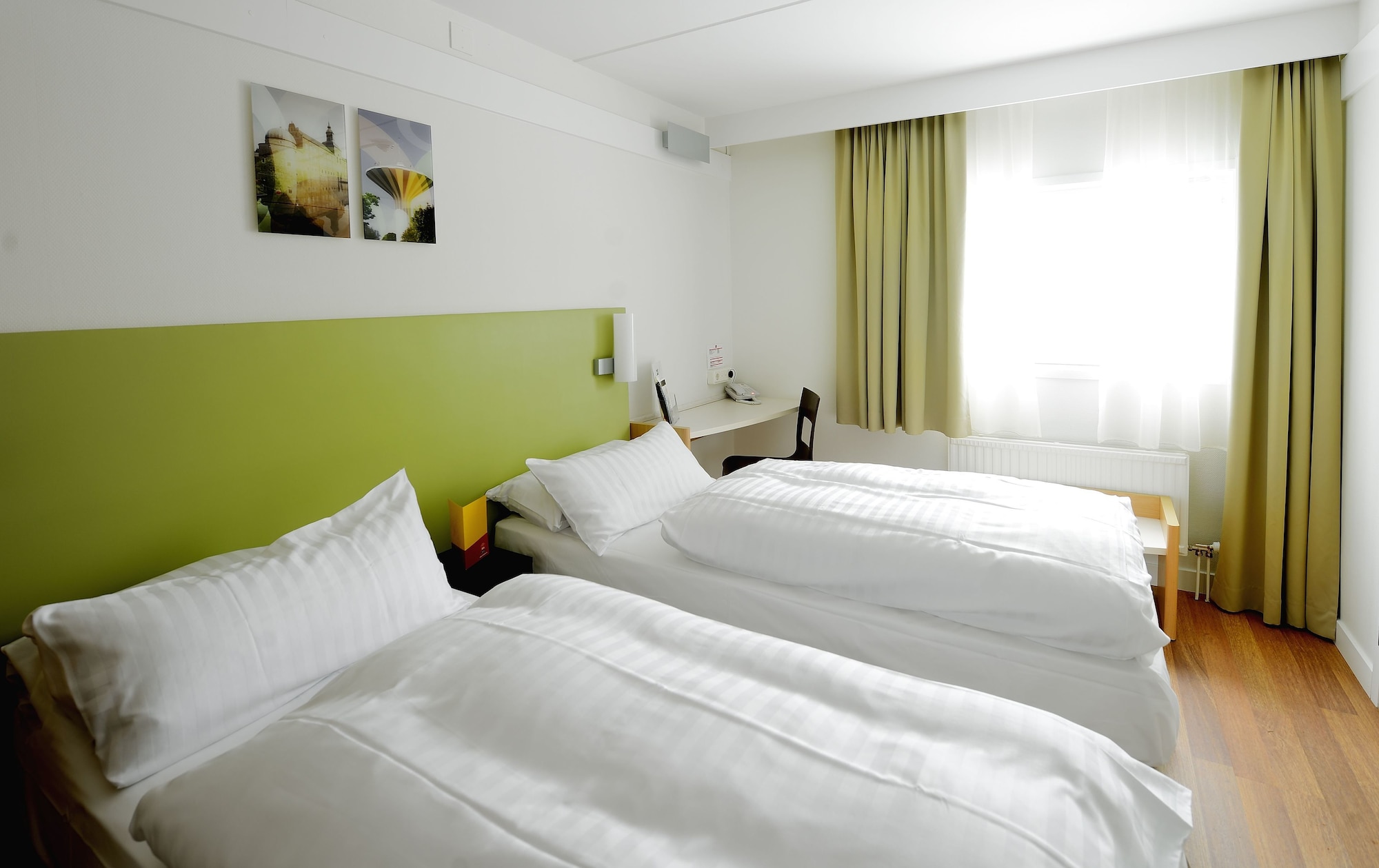Good, Twin Beds