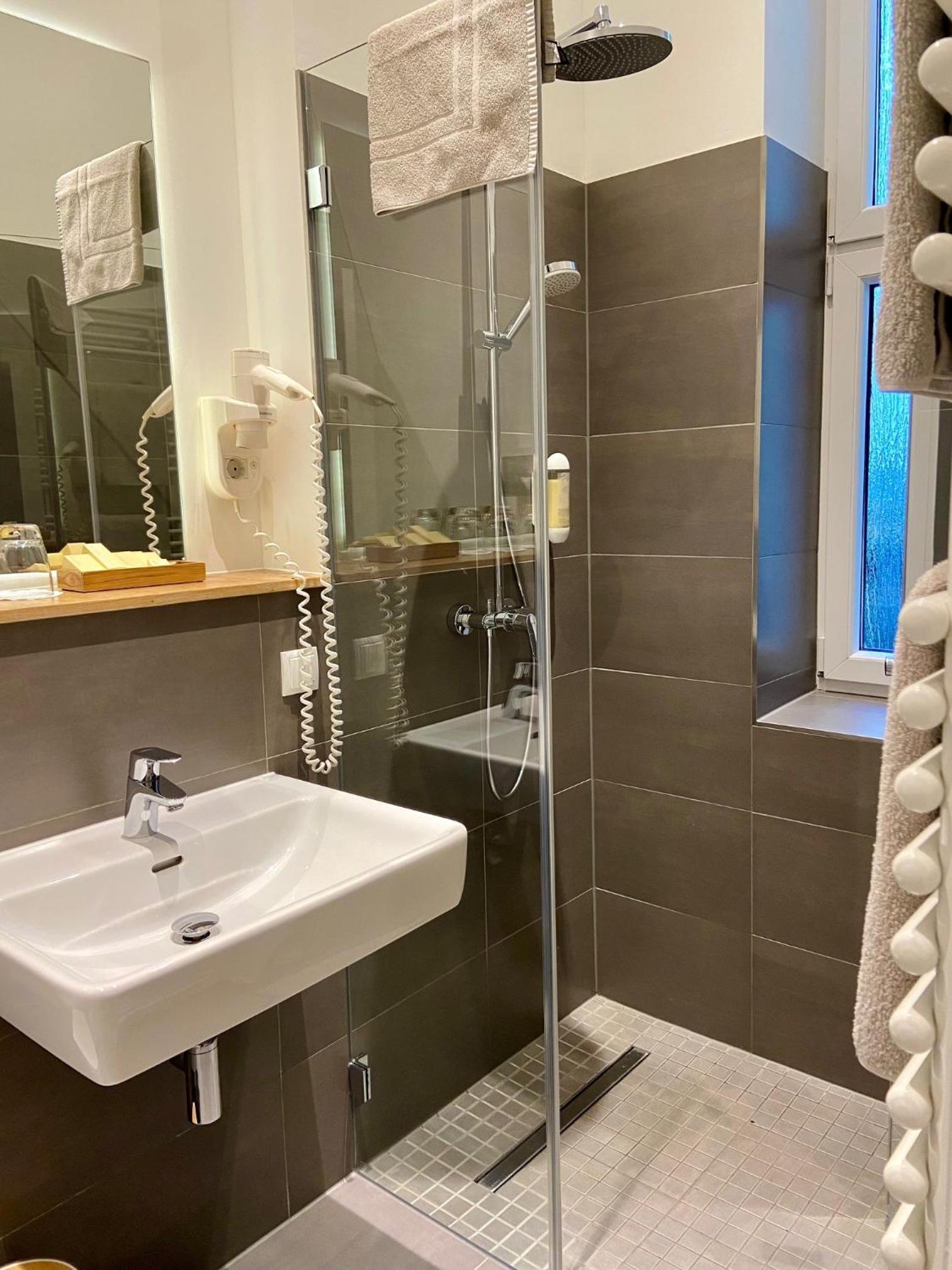 Hotel 38 46/49