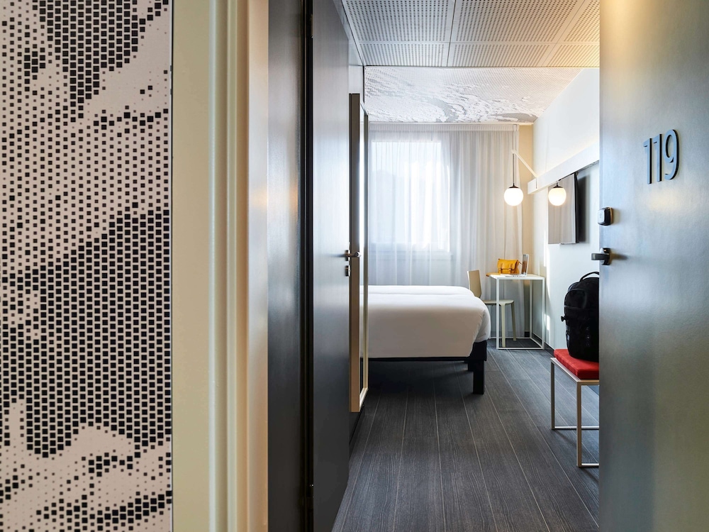 ibis Montlhery Paris Sud 10/68