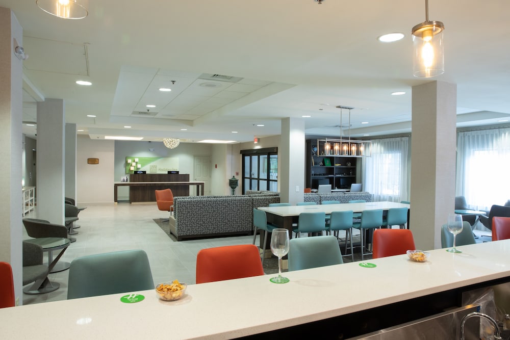 Holiday Inn Hotel And Suites Raleigh Cary I 40 Walnut St 33/68