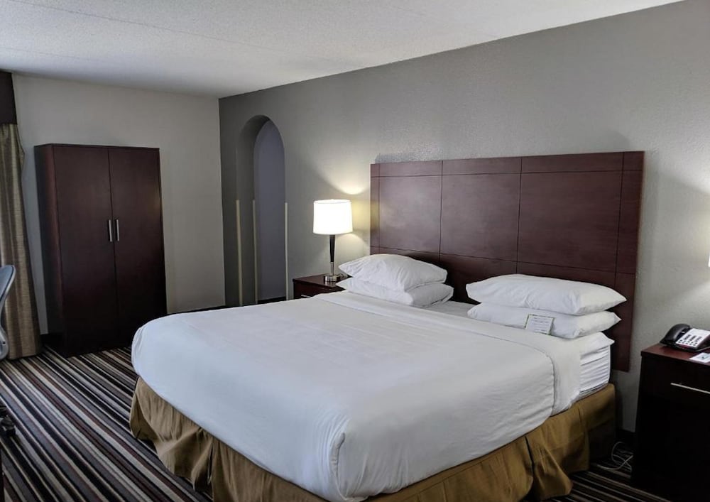 Wyndham Garden Charlotte Executive Park 4/23