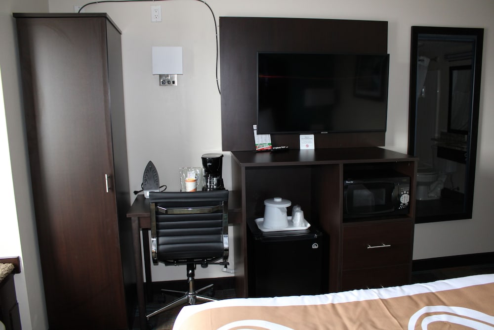Quality Inn Mount Pleasant, MI 27/29
