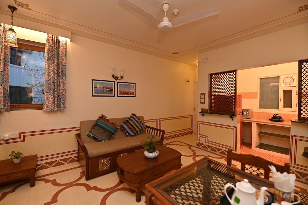 Om Niwas Suite Hotel 43/67