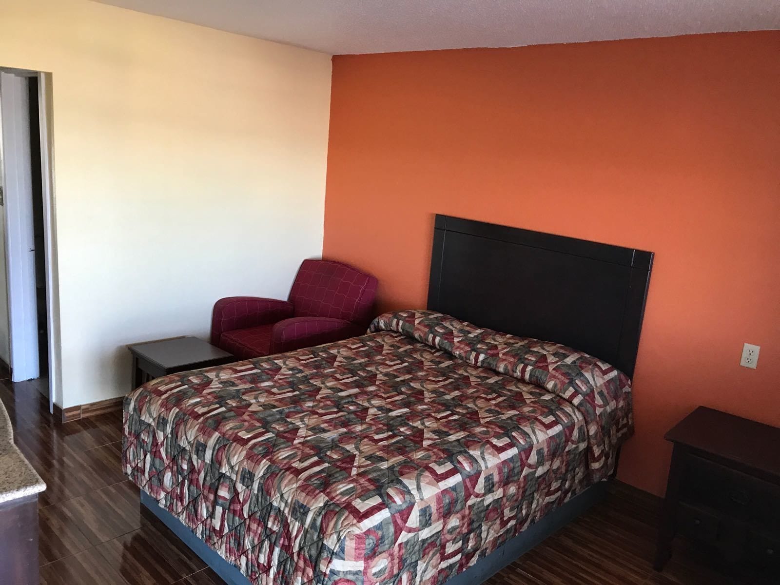 ROOM, QUEEN BED