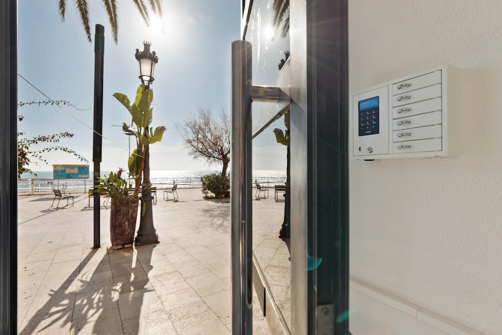 Sitges Group San Sebastian Beach 34/50