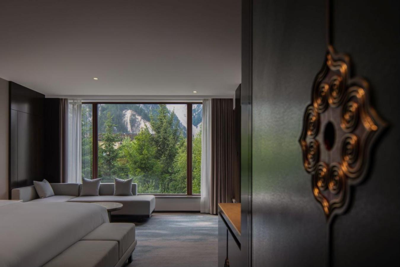 Premium, King Bed, Mountain View, Club Lounge Access