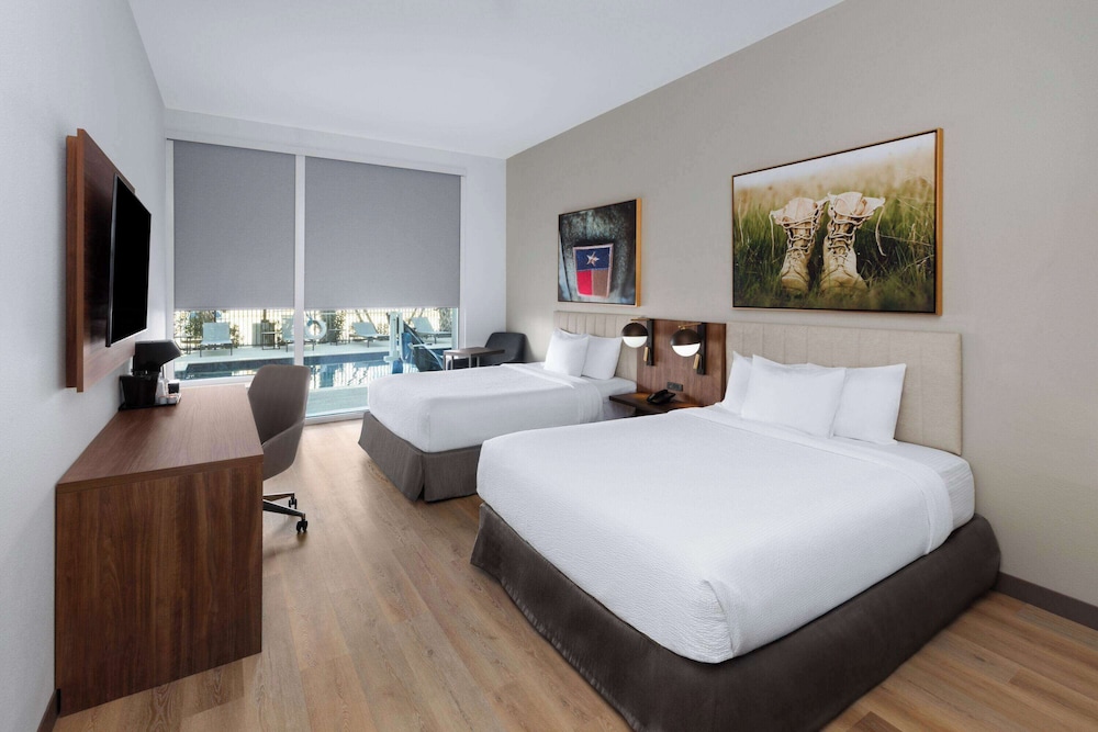 La Quinta Inn & Suites by Wyndham San Antonio at the RIM 11/43