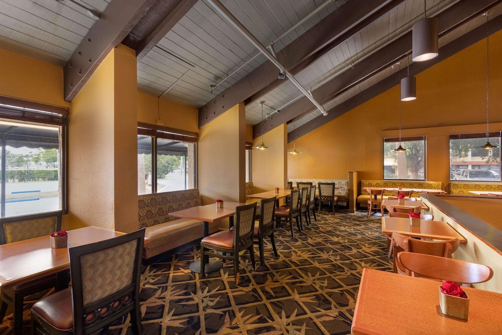 88 Palms Hotel and Event Center 30/59
